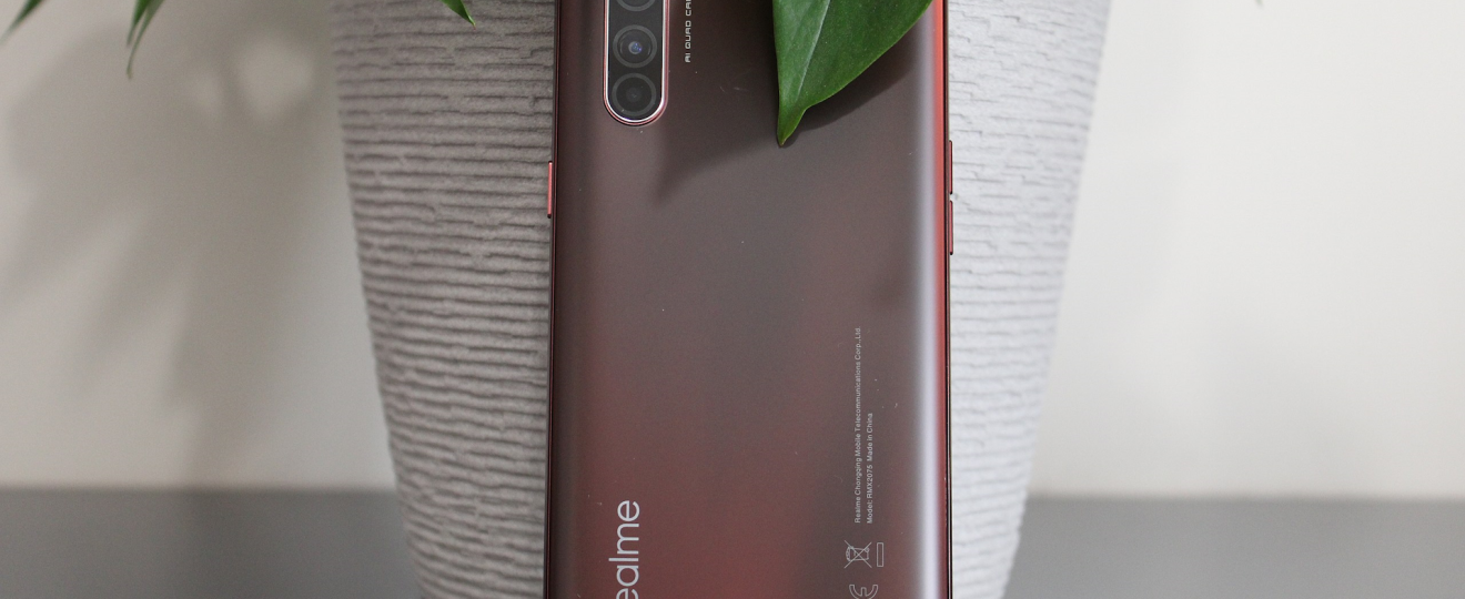 vörös Realme telefon