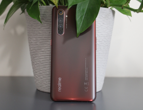 vörös Realme telefon