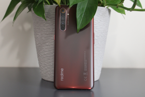 vörös Realme telefon