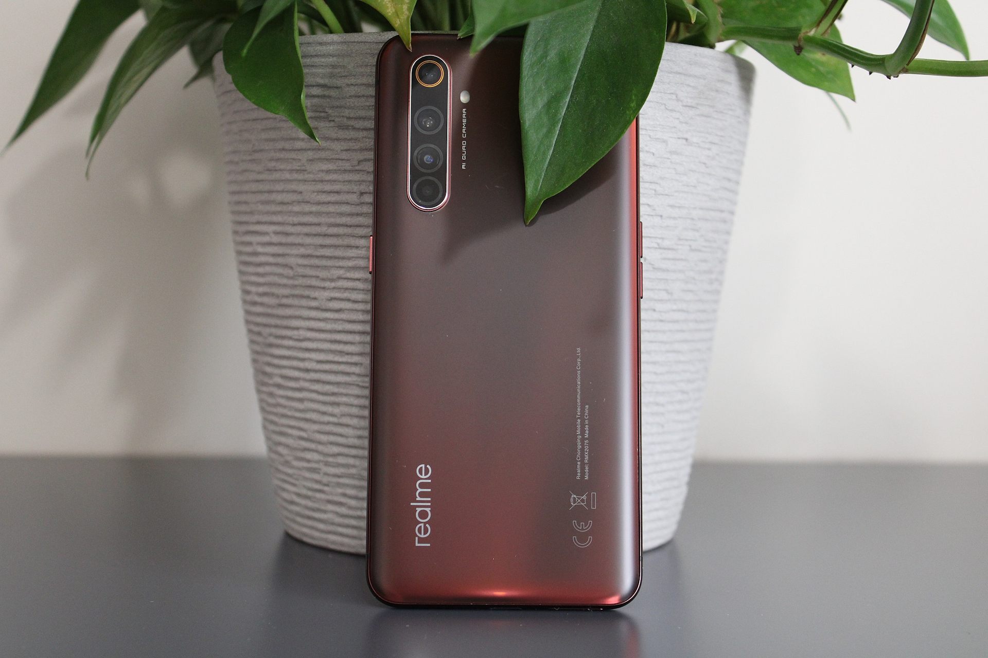 vörös Realme telefon